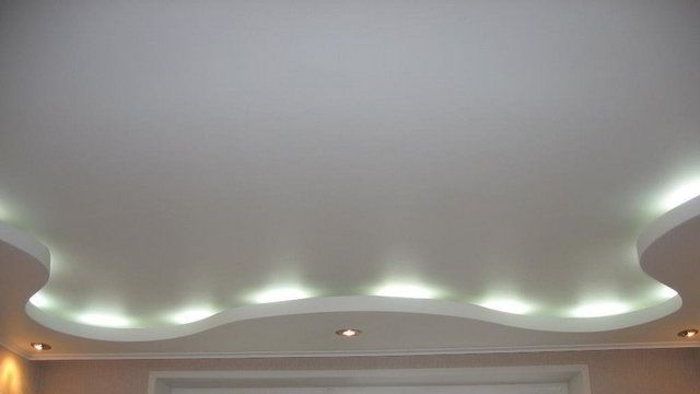 Парящий, глянцевый потолок, белого цвета